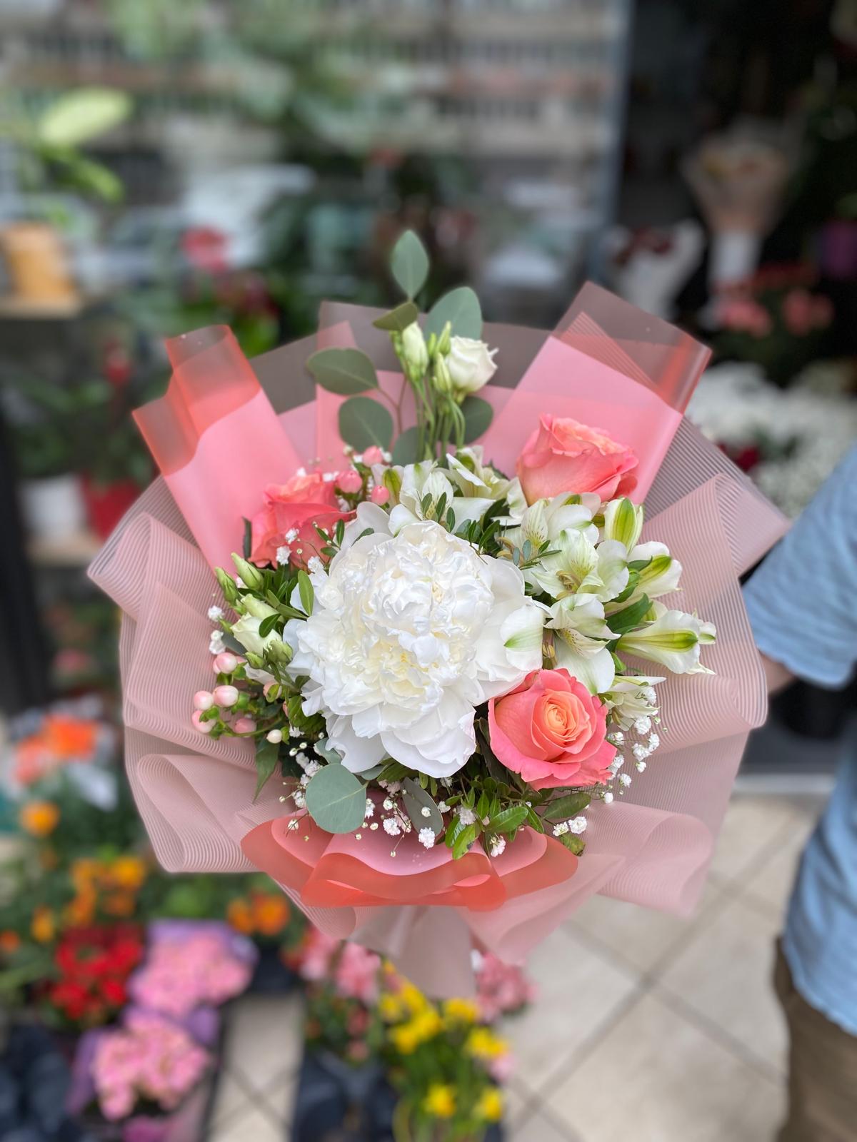 Buchet delicat cu bujor alb, trandafiri roz și flori mixte